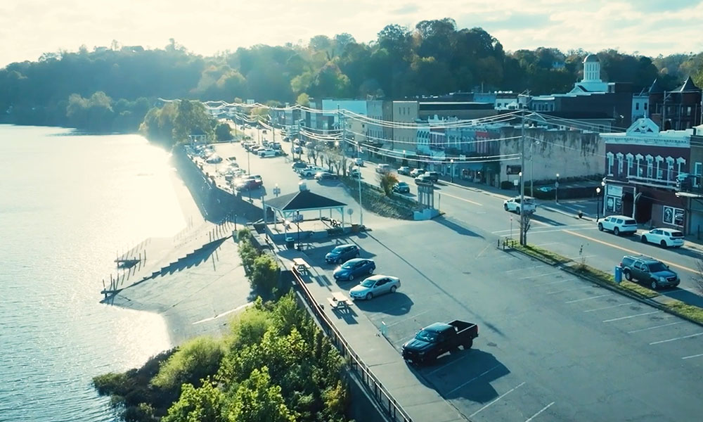 Image of a town next to a river in Ohio